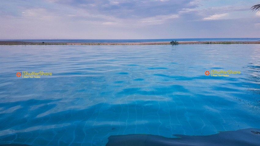 Serene Infinity Pool Overlooking the Ocean